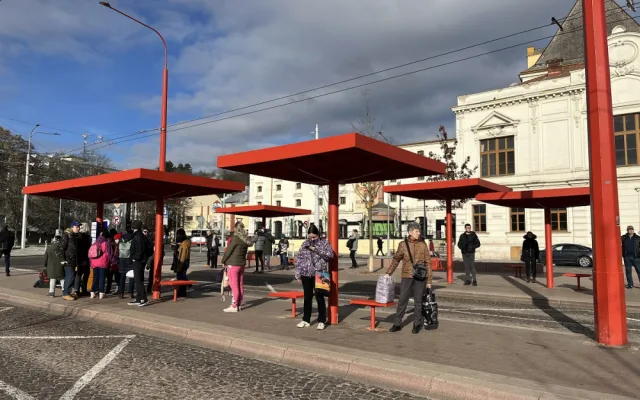 Mendlovo náměstí má nové přístřešky u zastávek