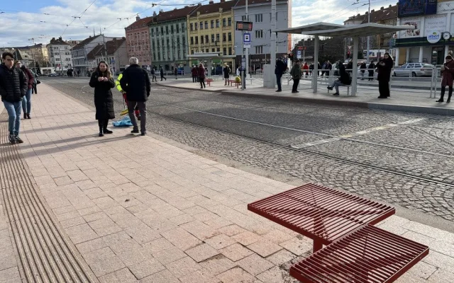 Náměstí má nový mobiliář