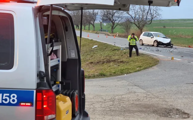 Tragická dopravní nehoda. Seniorka za volantem nepřežila střet s osobním autem