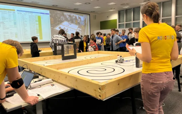 Vidu v Brně naplnili mladí programátoři. Se svými roboty soutěží například ve sprintu