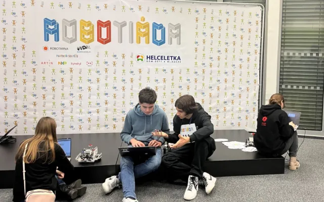 Vidu v Brně naplnili mladí programátoři. Se svými roboty soutěží například ve sprintu