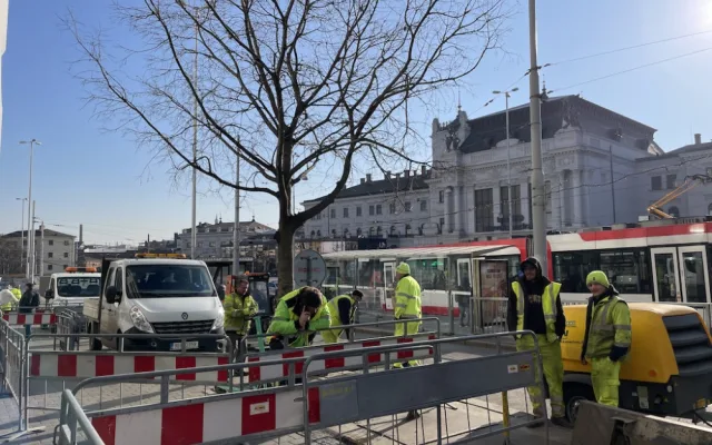 Na brněnském nádraží vypukly zmatky. Město rozkopalo chodníky a uzavřelo silnice