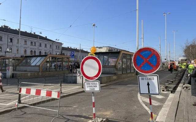 Na brněnském nádraží vypukly zmatky. Město rozkopalo chodníky a uzavřelo silnice