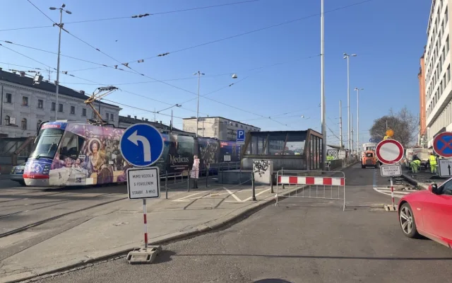 Na brněnském nádraží vypukly zmatky. Město rozkopalo chodníky a uzavřelo silnice