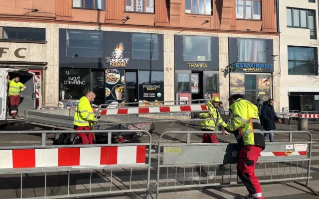 Na brněnském nádraží vypukly zmatky. Město rozkopalo chodníky a uzavřelo silnice