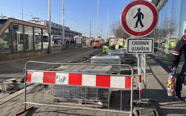 Na brněnském nádraží vypukly zmatky. Město rozkopalo chodníky a uzavřelo silnice