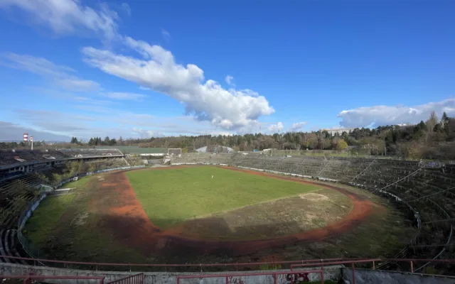 Po letech chátrání Brno zjistilo, že fotbalový za Lužánkami nezachární. Chystá demolici