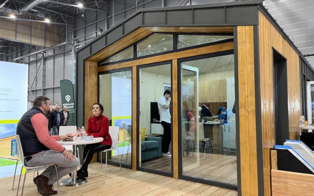 Malý domek se vším, co k životu potřebujete. Stavební veletrh představil fenomén Tiny Houses