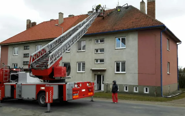 Popadané stromy i rozbité střechy. Hasiči uklízejí jižní Moravu po silném větru