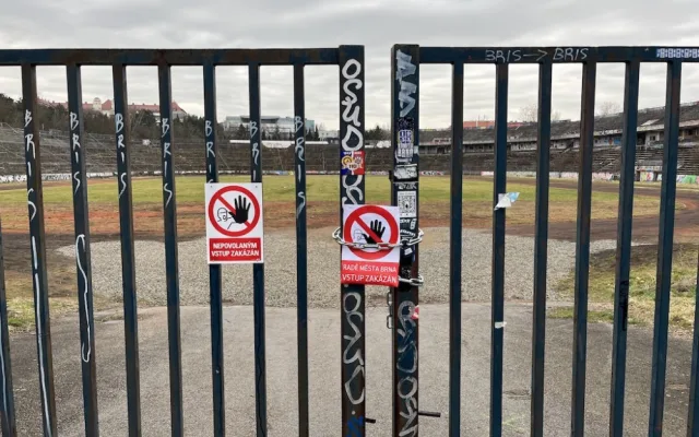 V Brně zakázali radním vstup na lužánecký stadion. Developerům ho nedáme, burcuje fotbalista Švancara