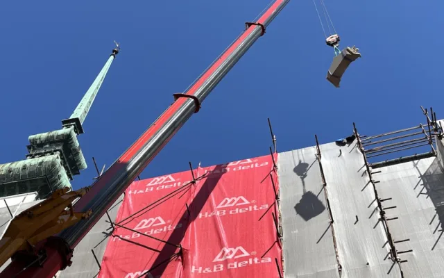 Jeřáb vrací kostelu v centru Brna kamenné ozdoby. Farnost shání více peněz