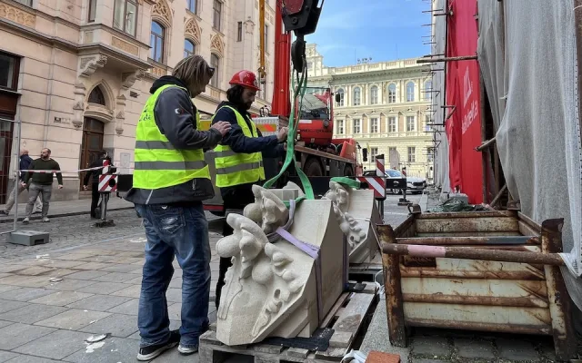 Jeřáb vrací kostelu v centru Brna kamenné ozdoby. Farnost shání více peněz
