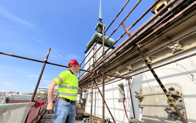 Jeřáb vrací kostelu v centru Brna kamenné ozdoby. Farnost shání více peněz
