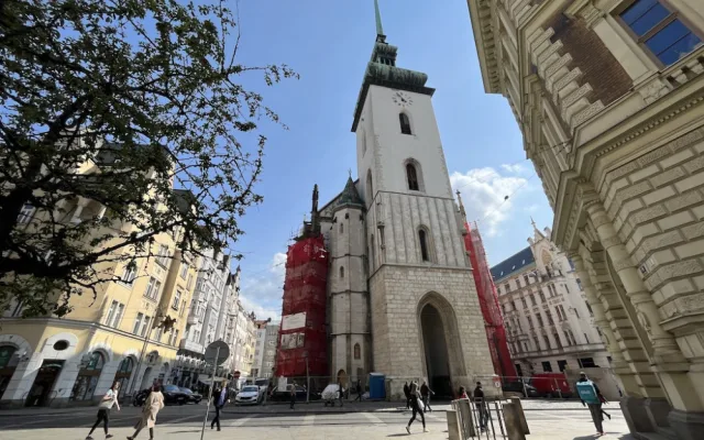 Jeřáb vrací kostelu v centru Brna kamenné ozdoby. Farnost shání více peněz