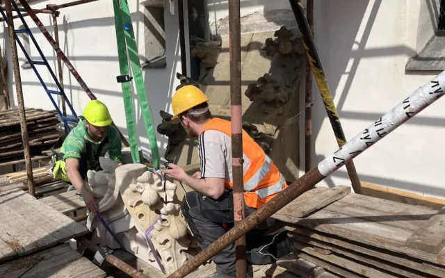 Jeřáb vrací kostelu v centru Brna kamenné ozdoby. Farnost shání více peněz