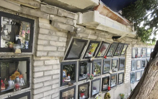 Na hřbitov ve Slavkově se po roce vrátí urny. Dělníci opraví kolumbárium, které zničil kamion