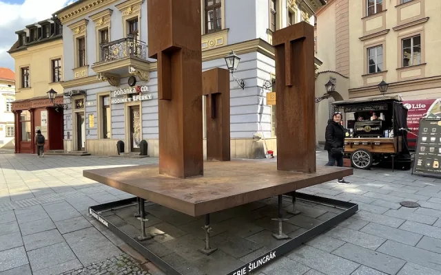 Centrum Brna má nové ochránce, ocelové sousoší Strážci zdobí Šilingrovo náměstí