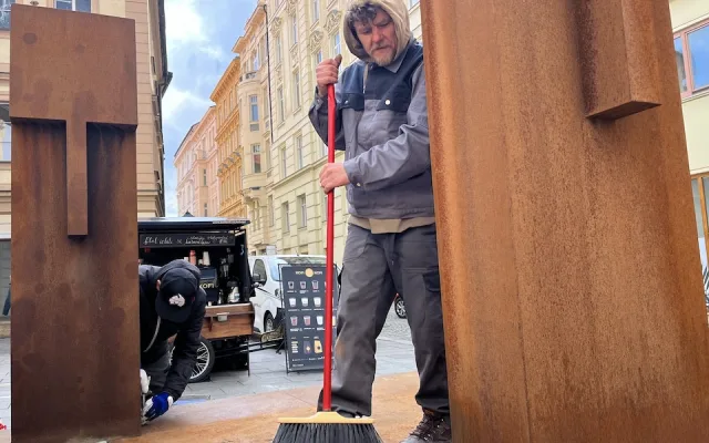 Centrum Brna má nové ochránce, ocelové sousoší Strážci zdobí Šilingrovo náměstí