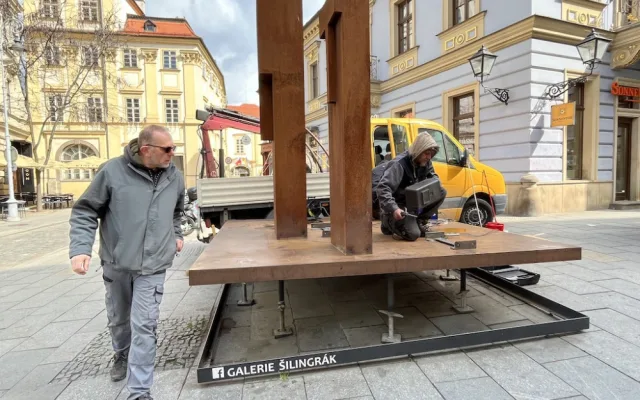 Centrum Brna má nové ochránce, ocelové sousoší Strážci zdobí Šilingrovo náměstí