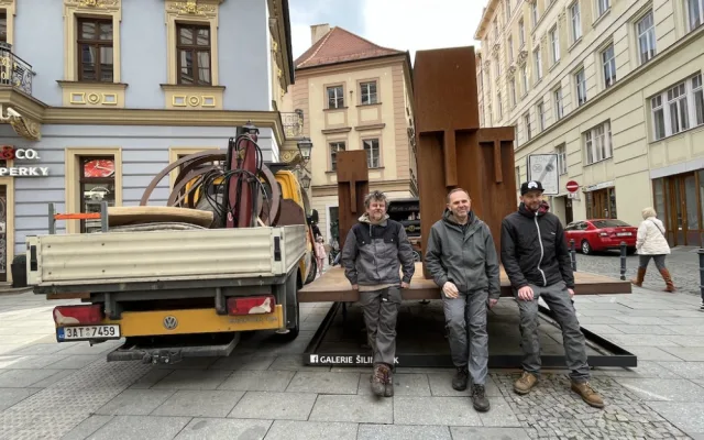 Centrum Brna má nové ochránce, ocelové sousoší Strážci zdobí Šilingrovo náměstí
