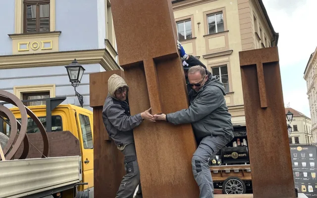 Centrum Brna má nové ochránce, ocelové sousoší Strážci zdobí Šilingrovo náměstí