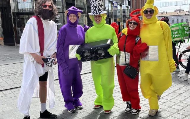 Maturanti se nahrnuli do brněnských ulic, nemají jen kasičku, ale i QR kód
