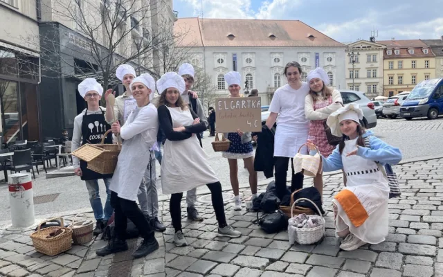 Maturanti se nahrnuli do brněnských ulic, nemají jen kasičku, ale i QR kód