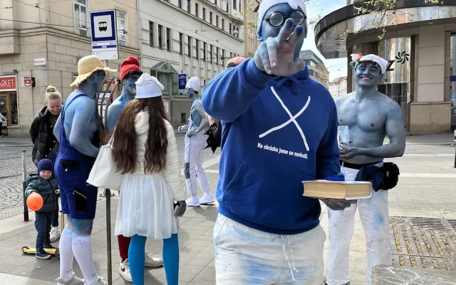 Maturanti se nahrnuli do brněnských ulic, nemají jen kasičku, ale i QR kód
