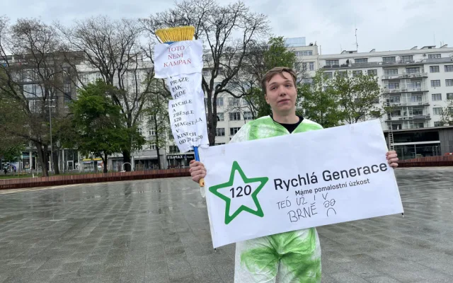 Aktivisté za nižší rychlost obsadili silnici v Brně. Řidiči je vytroubili