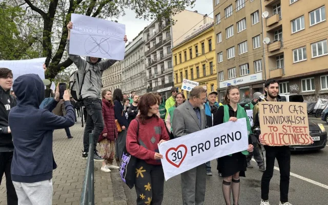 Aktivisté za nižší rychlost obsadili silnici v Brně. Řidiči je vytroubili