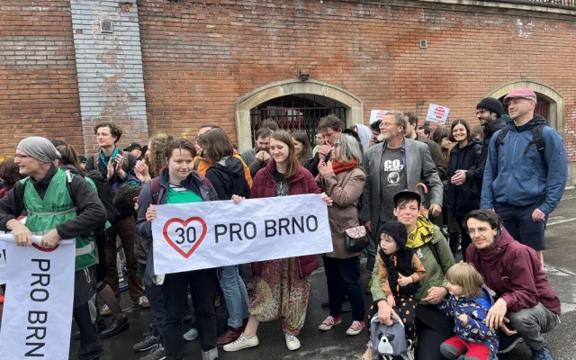 Aktivisté za nižší rychlost obsadili silnici v Brně. Řidiči je vytroubili