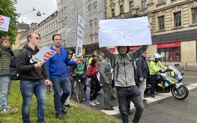 Aktivisté za nižší rychlost obsadili silnici v Brně. Řidiči je vytroubili