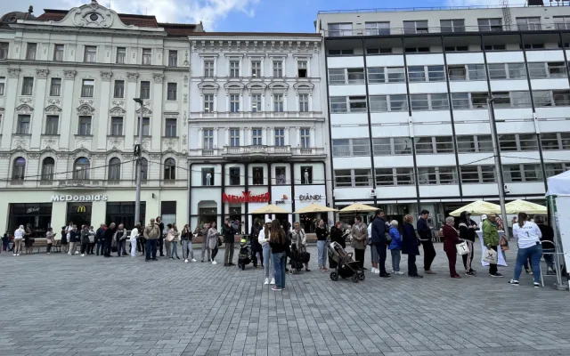 Na brněnském náměstí lékaři zdarma vyšetřují znaménka