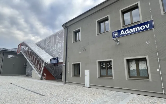 Lidé v Adamově se radují. Dočkali se nového vlakového nádraží