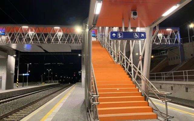 Lidé v Adamově se radují. Dočkali se nového vlakového nádraží