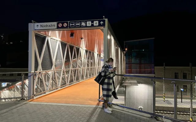 Lidé v Adamově se radují. Dočkali se nového vlakového nádraží