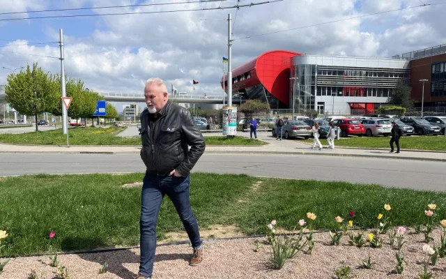 Lidé mířící do kampusu a zpět volí cestu přes silnici a záhony, jelikož nejbližší chodník je v opačném směru.