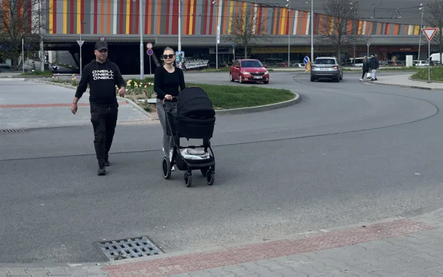U květinového záhonu je pouze snížený chodník bez přechodu.