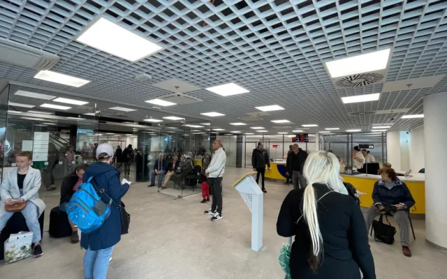 Fronta před novou pobočkou pošty