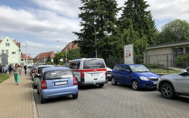 Momentálně parkují auta i na příjezdové cestě do areálu.