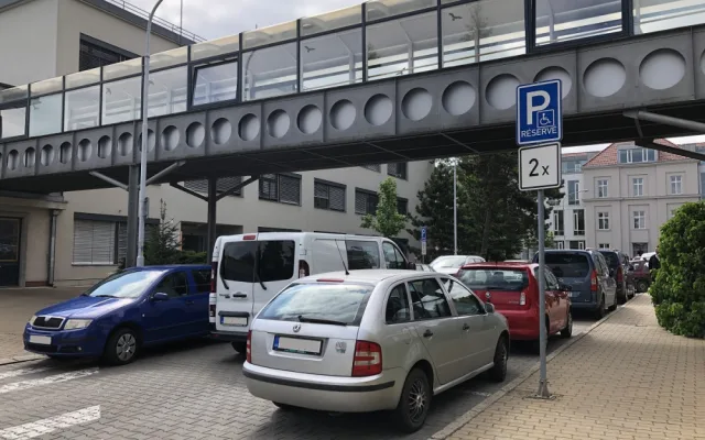 Momentálně parkují auta i na příjezdové cestě do areálu.
