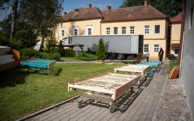 Jižní Morava poslala na Ukrajinu polohovatelné postele. Byly na vyřazení
