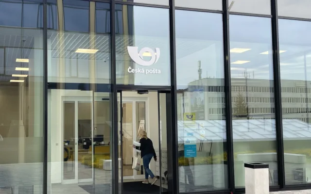 Brno má novou moderní poštu. Je daleko od MHD a lidé si pro balíky chodí po schodech