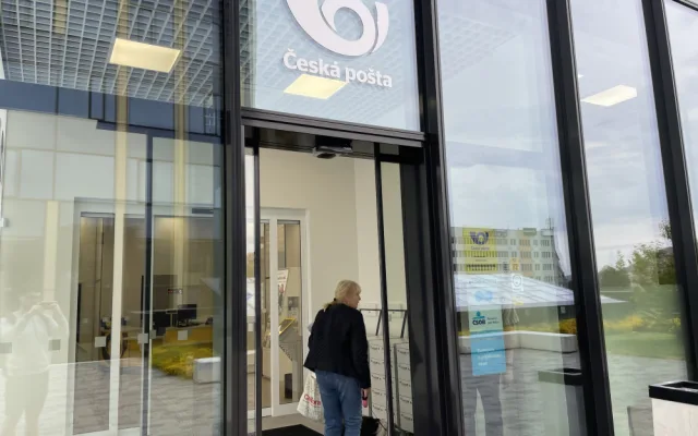 Brno má novou moderní poštu. Je daleko od MHD a lidé si pro balíky chodí po schodech
