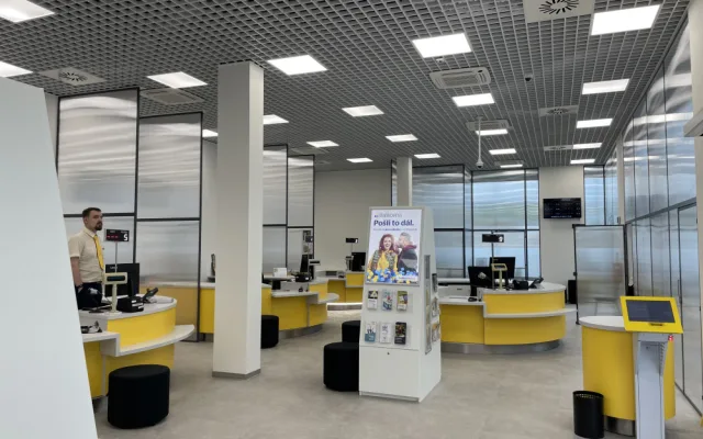 Brno má novou moderní poštu. Je daleko od MHD a lidé si pro balíky chodí po schodech