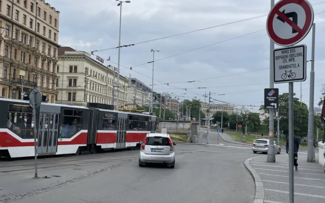 V Brně zatraktivnili nádraží. Město omezilo dopravu a lidé odpočívají na lavičkách
