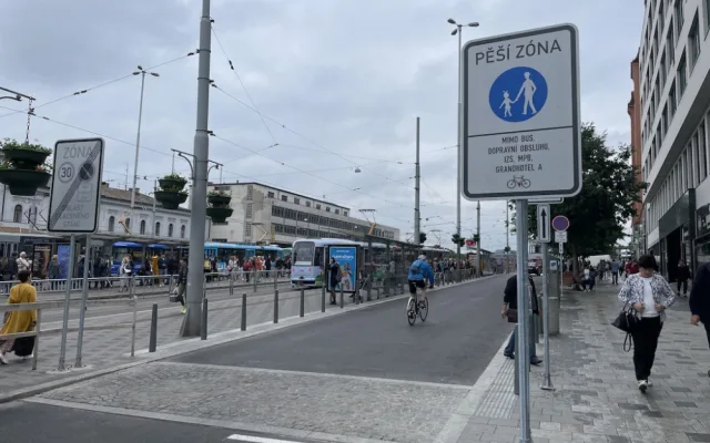 V Brně zatraktivnili nádraží. Město omezilo dopravu a lidé odpočívají na lavičkách
