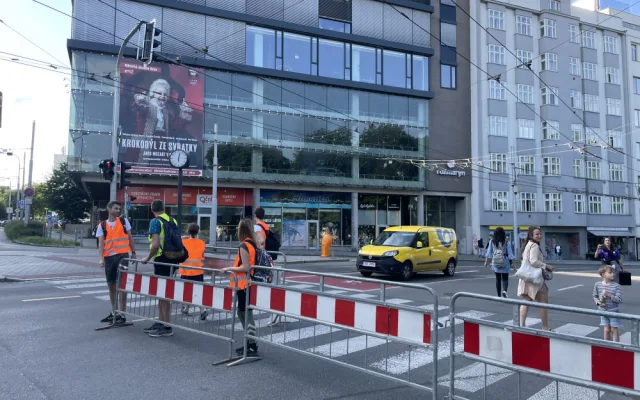 Rušnou silnici v centru Brna obsadili aktivisté. Povalovali se na vozovce a svačili