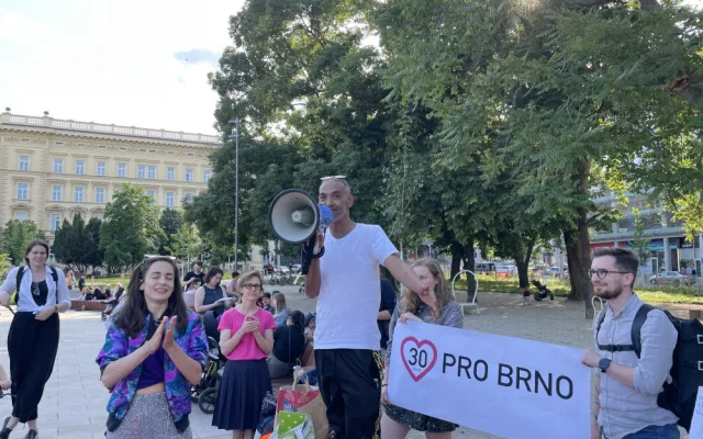 Rušnou silnici v centru Brna obsadili aktivisté. Povalovali se na vozovce a svačili