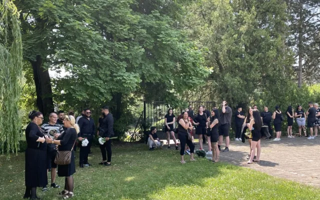 V Brně ronili slzy za zabitého Roma. Na pohřeb dorazily desítky lidí